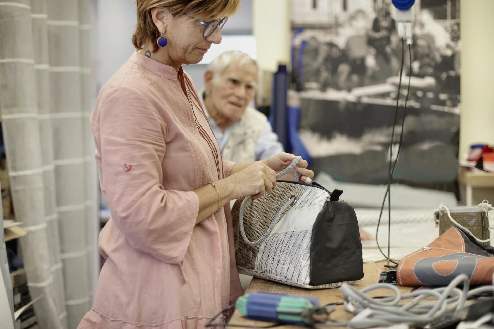 bag-workshop-sewing-straps-photo-by-pexels